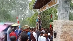 Ribuan Umat Tetap Setia Iringi Arca Bunda Maria di Wewaria Meski Diguyur Hujan Lebat