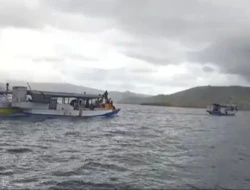 Tim SAR Gabungan Evakuasi 23 Penumpang KM Hinaya yang Terombang-ambing di Perairan Labuan Bajo